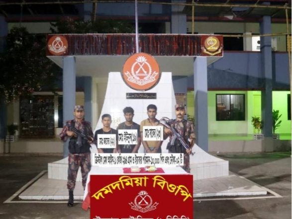 টেকনাফে কোটি টাকার আইস ও ইয়াবাসহ ৩ রোহিঙ্গা আটক