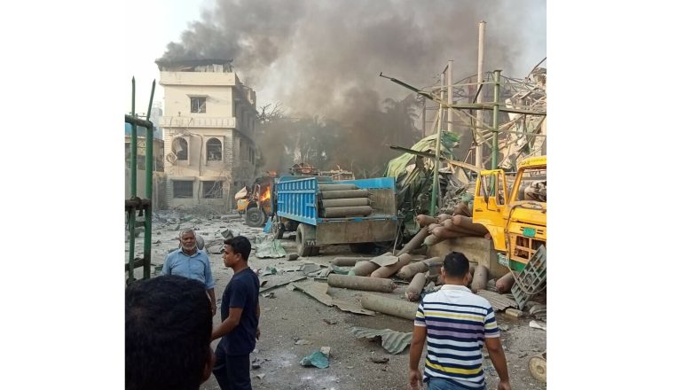 সীতাকুণ্ডে অক্সিজেন সিলিন্ডার কারখানায় বিষ্ফোরণ,বহু হতাহতের আশঙ্কা