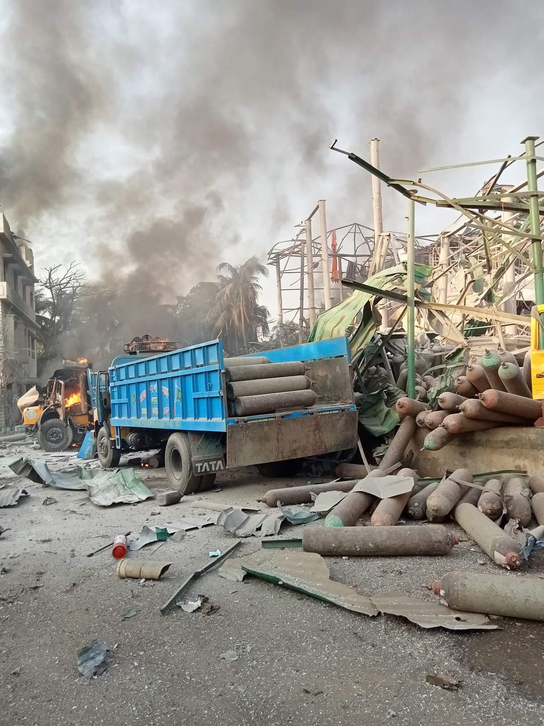 সীতাকুণ্ডের অক্সিজেন প্লান্ট দূর্ঘটনায় লাশের সংখ্যা বেড়ে ৭,সেদিন যা  ঘটেছিল