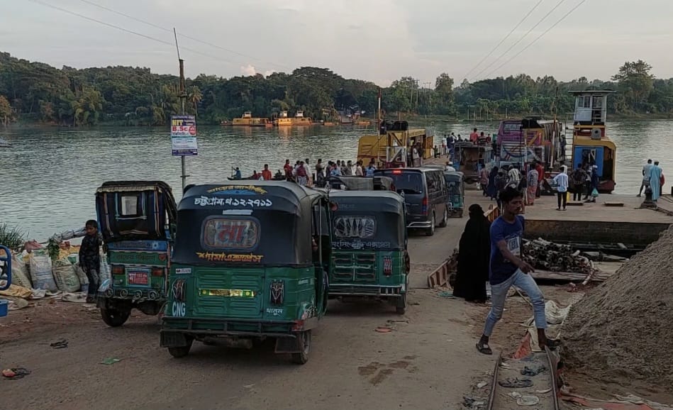 চন্দ্রঘোনা ফেরিঘাটে ৩২ বছরেও নির্মিত হয়নি সেতু, ভোগান্তির শেষ নেই