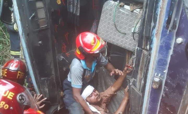 ফটিকছড়িতে ব্রিজের রেলিং ভেঙ্গে ট্রাক খালে, চালক আহত