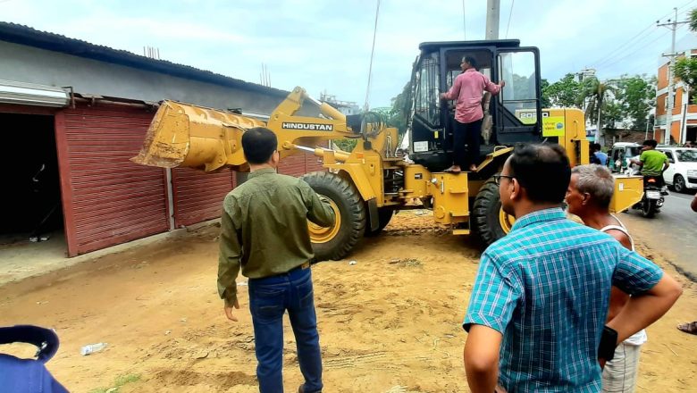 রাঙ্গুনিয়ায় সওজের জায়গা থেকে ১০ দোকান উচ্ছেদ