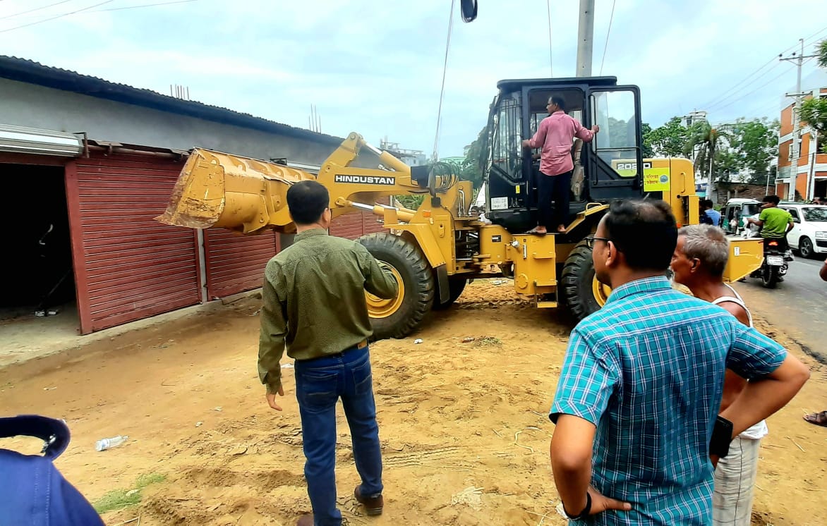 রাঙ্গুনিয়ায় সওজের জায়গা থেকে ১০ দোকান উচ্ছেদ