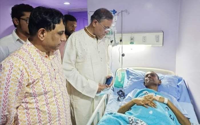 একুশে পত্রিকা সম্পাদক আজাদ তালুকদারের চিকিৎসার খোঁজ নিতে হাসপাতালে  তথ্যমন্ত্রী 