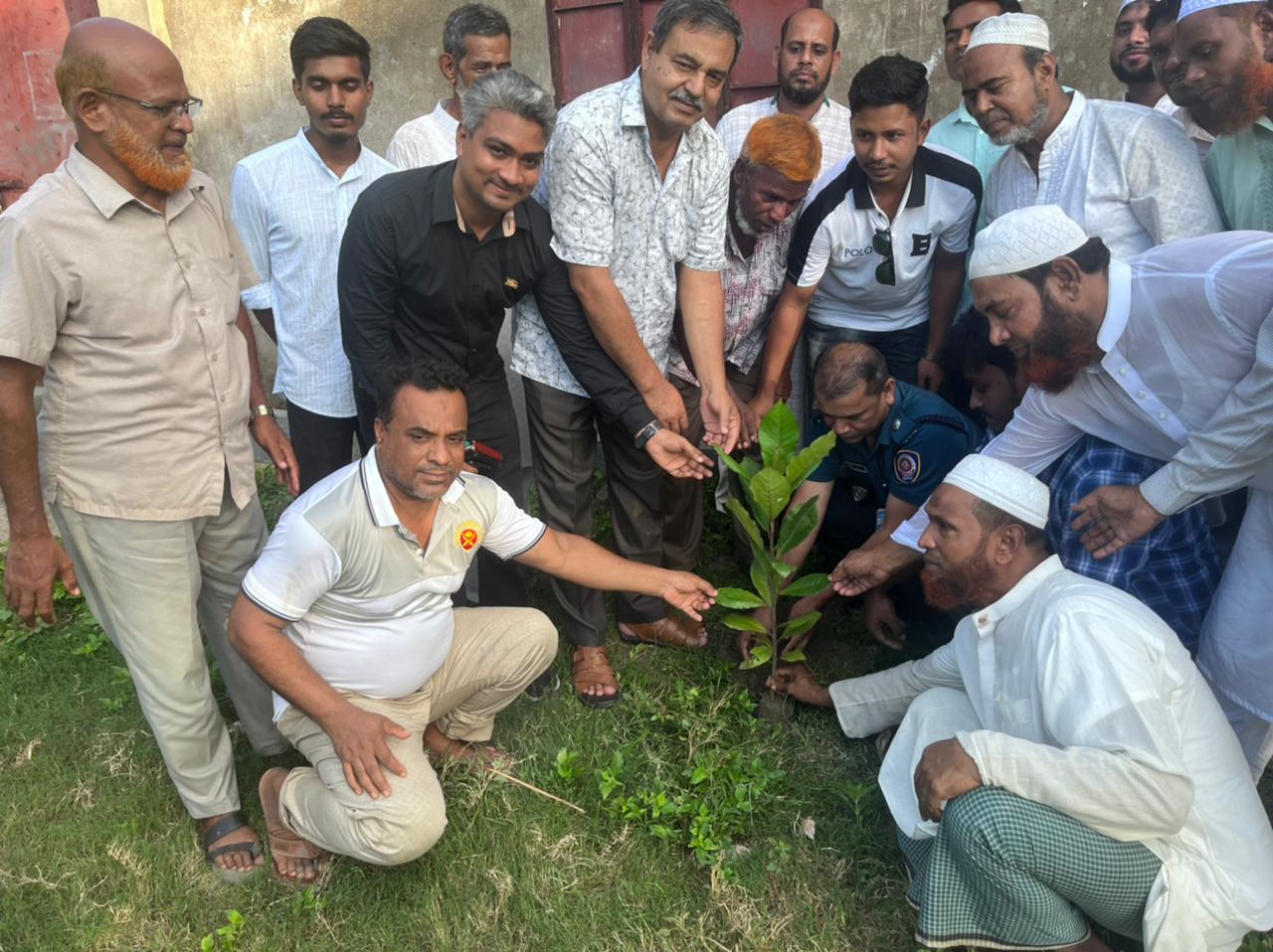 মাদক নির্মূলে আলোচনা সভা ও গাছের চারা বিতরণ