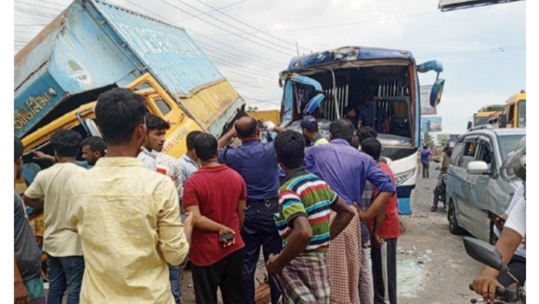 ভাটিয়ারিতে ‘কিশোর অপরাধী’ বহনকারী বাসে কাভার্ডভ্যানের ধাক্কা, আহত ৭