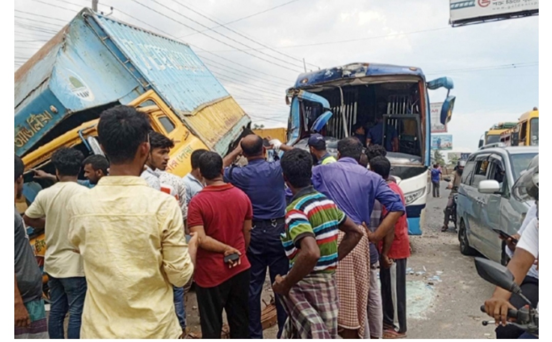 ভাটিয়ারিতে ‘কিশোর অপরাধী’ বহনকারী বাসে কাভার্ডভ্যানের ধাক্কা, আহত ৭