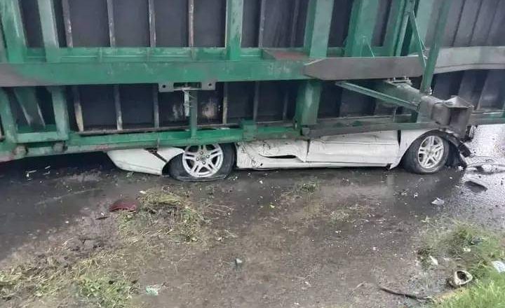 সীতাকুণ্ডে লরি উল্টে প্রাইভেটকারকে চাপা, ৪ যাত্রী জীবিত উদ্ধার