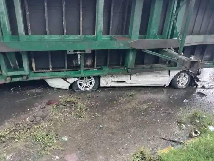 সীতাকুণ্ডে লরি উল্টে প্রাইভেটকারকে চাপা, ৪ যাত্রী জীবিত উদ্ধার