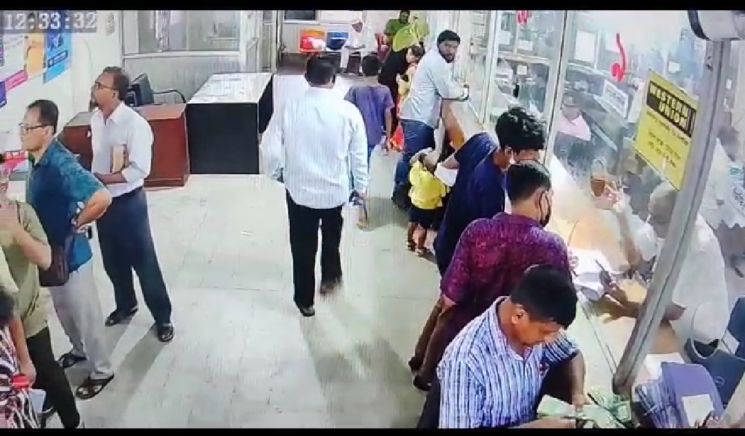 অভিনব কায়দায় ব্যাংকে ডুকে গ্রাহকের টাকা চুরি,চোরচক্রের ৩ জন গ্রেফতার