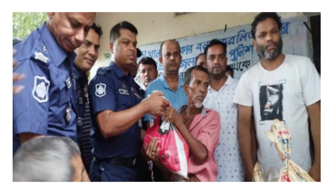 লোহাগাড়ার পানিবন্দী মানুষ পেলেন জেলা পুলিশের ত্রাণ সহায়তা