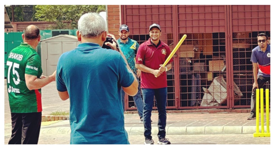 মার্কিন রাষ্ট্রদূত পিটার হাসের সঙ্গে খেলছেন অলরাউন্ডার সাকিব