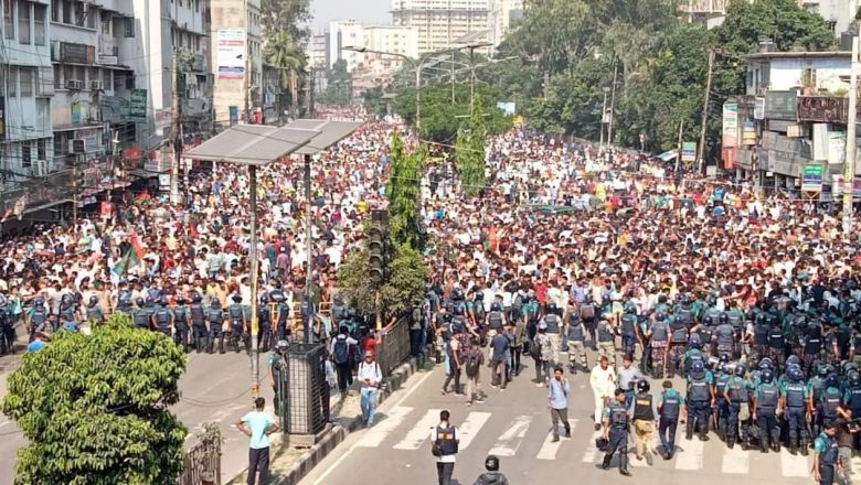 শাপলা চত্ত্বরে জড়ো হচ্ছে জামায়াত-শিবির, লাঠিচার্জ করে তাড়ানোর চেষ্টা পুলিশের
