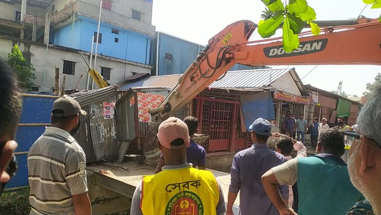 সাগরিকা রোড ও মুনসুরাবাদে শতাধিক অবৈধ স্থাপনা উচ্ছেদ
