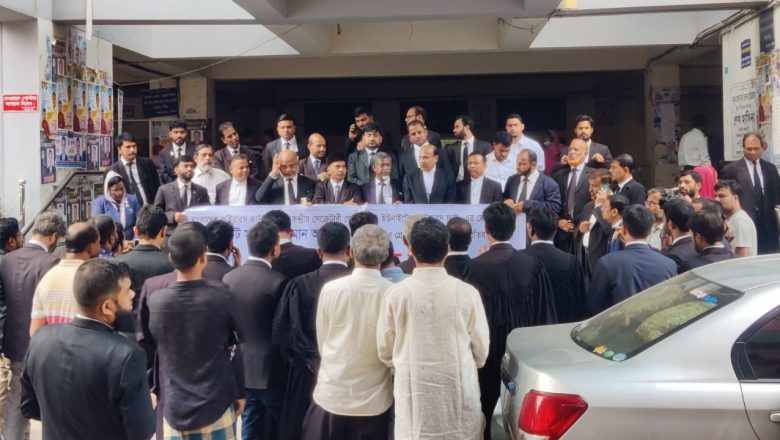 এডভোকেট মতিউর রহমান আকন্দকে গ্রেফতারের প্রতিবাদে চট্টগ্রামে আইনজীবীদের বিক্ষোভ