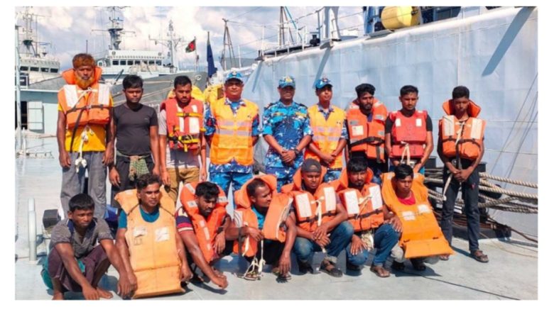 কক্সবাজারে গভীর সমুদ্রে ভেসে যাওয়া লাইটার জাহাজের ১৩ ক্রুকে জীবিত উদ্ধার