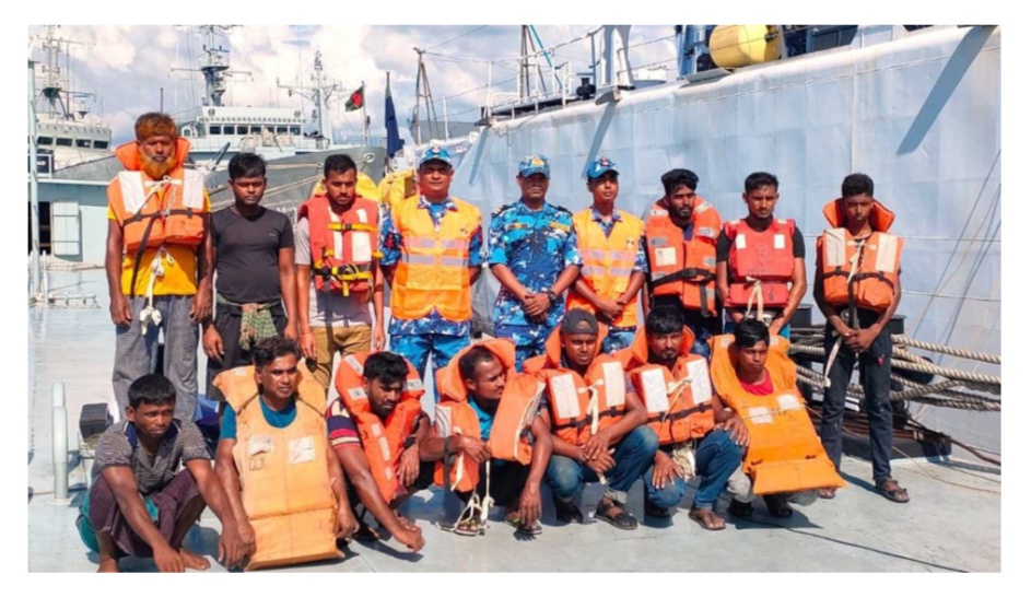 কক্সবাজারে গভীর সমুদ্রে ভেসে যাওয়া লাইটার জাহাজের ১৩ ক্রুকে জীবিত উদ্ধার