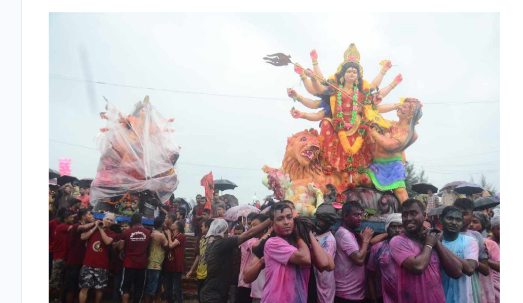 পতেঙ্গা  সৈকতে প্রতিমা বিসর্জনের মধ্যে দিয়ে শেষ হলো চট্টগ্রামের দুর্গাপূজা