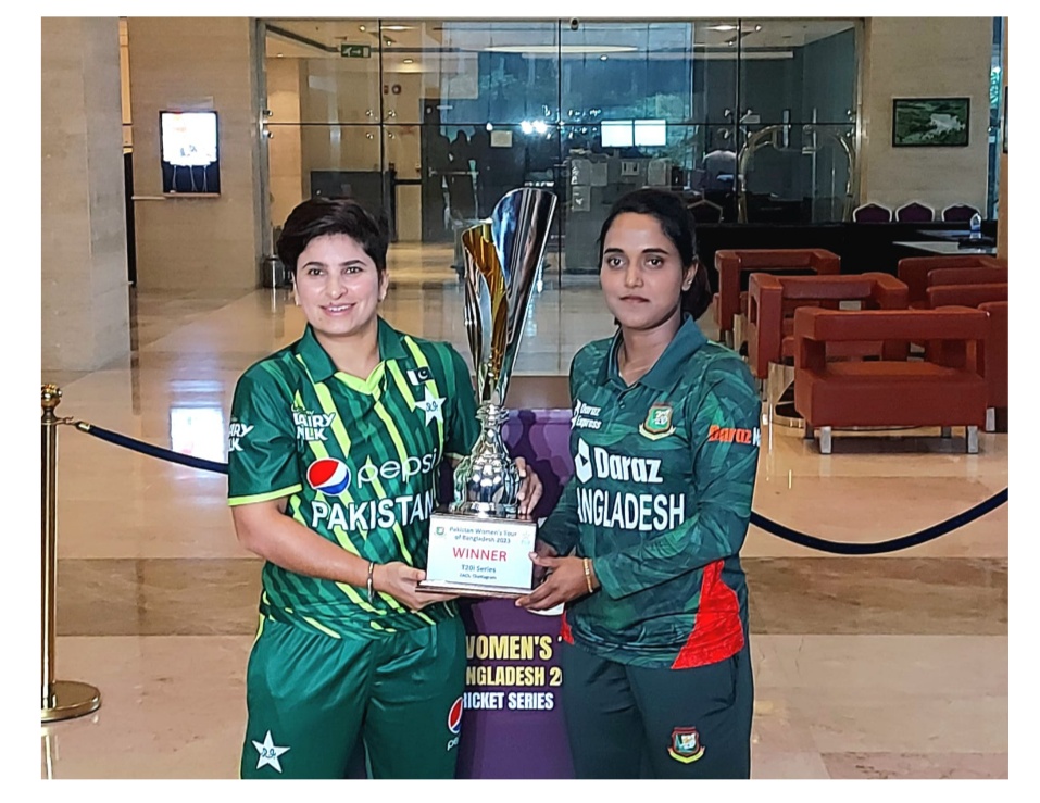 বাংলাদেশ-পাকিস্তান টি-টোয়েন্টি সিরিজের ট্রফি উন্মোচন