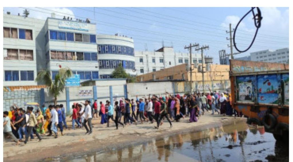 আশুলিয়ায় মজুরির দাবিতে শ্রমিকদের সড়ক অবরোধ,পুলিশের টিয়ারসেল নিক্ষেপ 