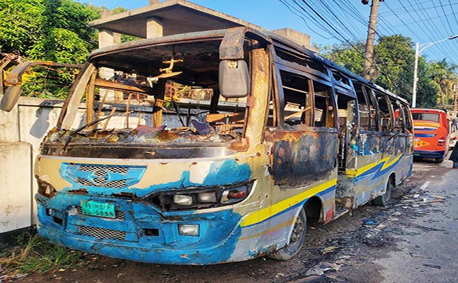 বটতলায় বাসে আগুন 