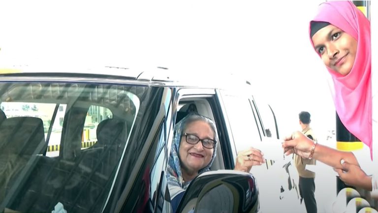 বঙ্গবন্ধু টানেলের প্রথম টোল দিলেন প্রধানমন্ত্রী