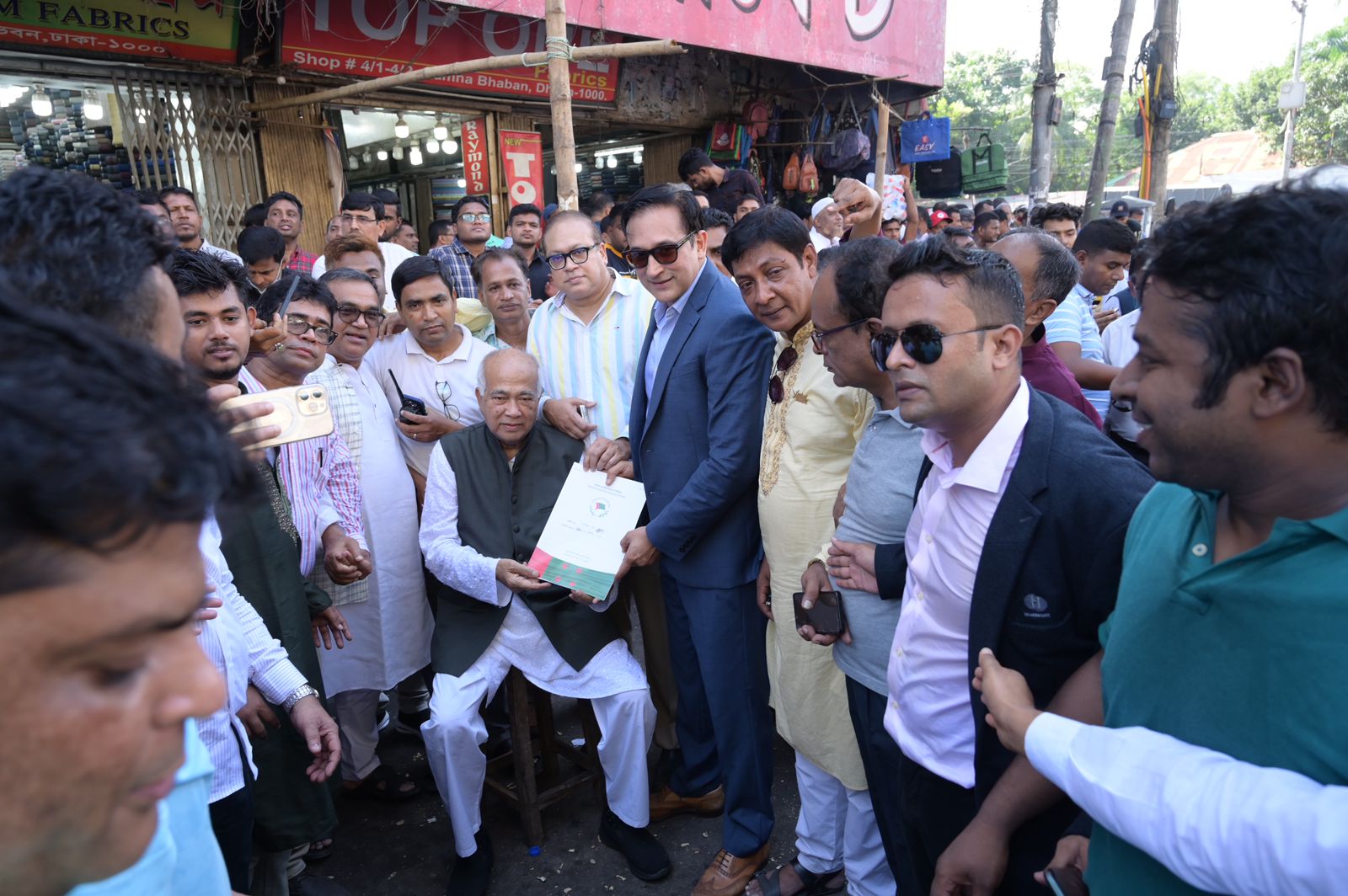 ছেলে রুহেলের জন্য  মনোনয়নপত্র কিনলেন ইঞ্জিনিয়ার মোশাররফ