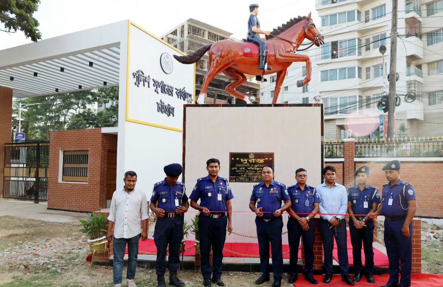 পুলিশ সুপার কার্যালয়ের প্রবেশ গেইটে  দুরন্ত ঘোড়া উদ্বোধন