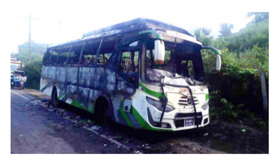 রাঙ্গুনিয়ায় বাস পুড়াল দুর্বৃত্তরা