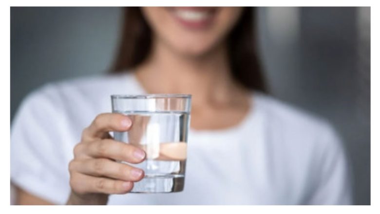 সকালে খালি পেটে পানি পানের উপকারিতা