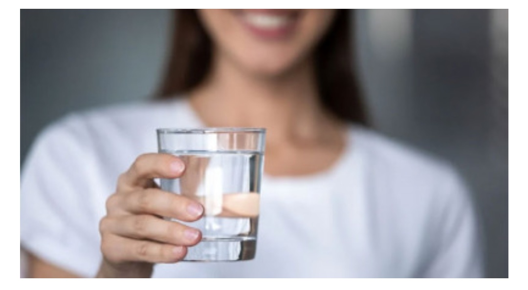 সকালে খালি পেটে পানি পানের উপকারিতা