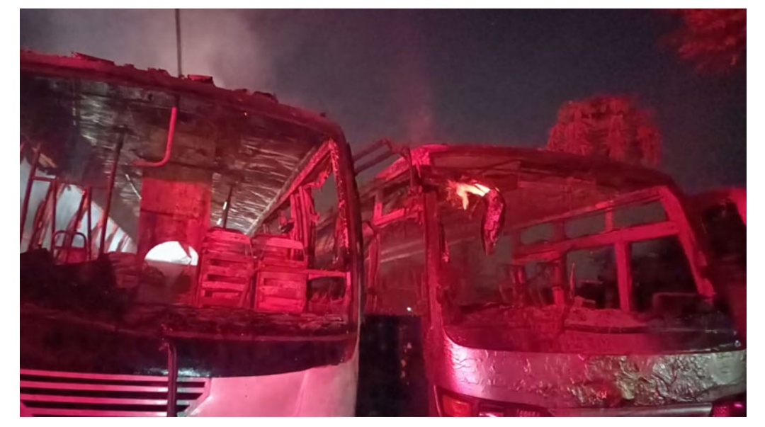 রাজধানীতে ২ বাসে আগুন