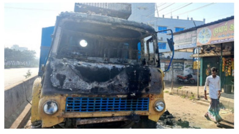 সীতাকুণ্ডে দাড়িয়ে থাকা  ট্রাকে আগুন দিল দুর্বৃত্তরা