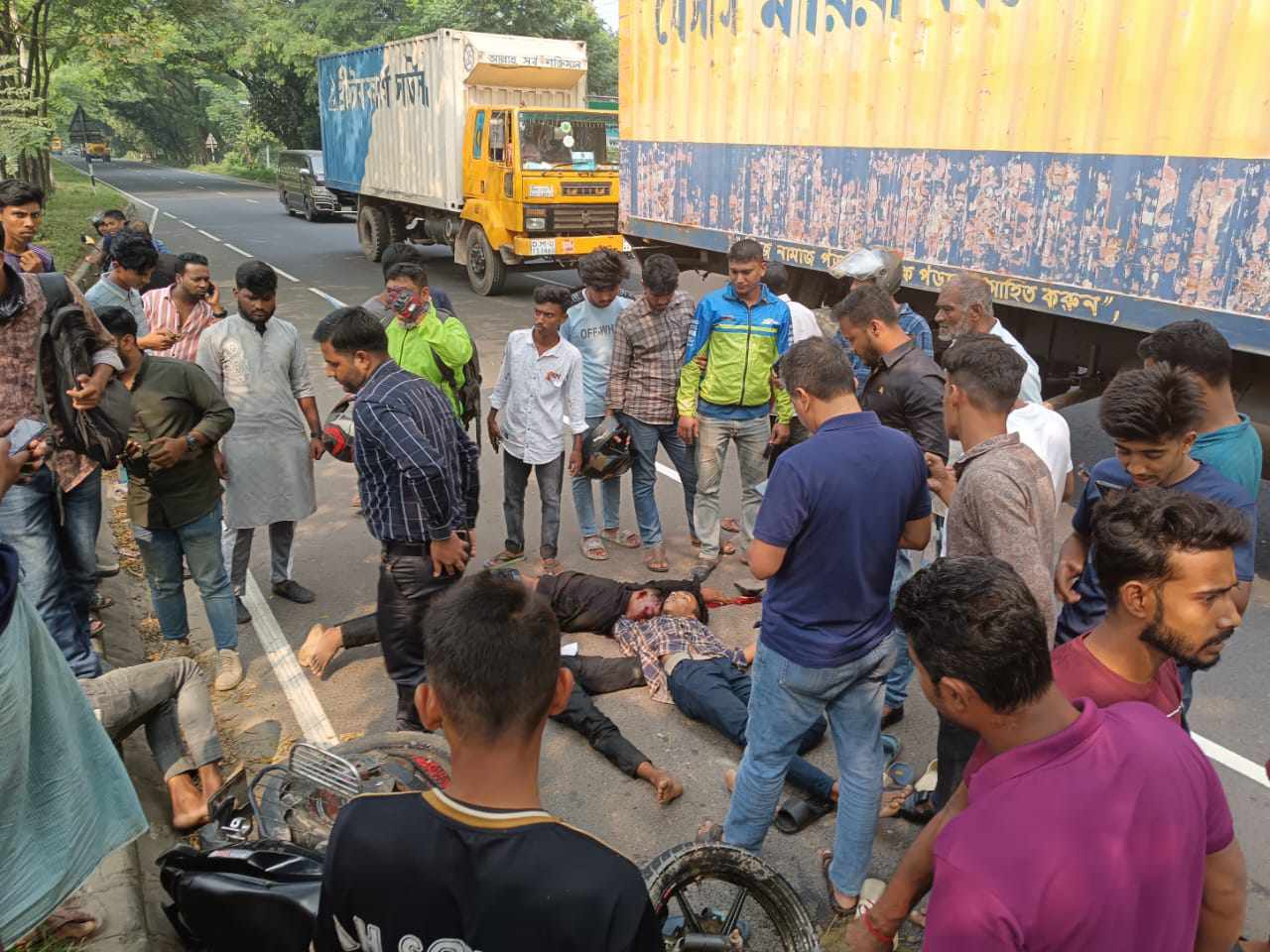 মিরসরাইয়ে দাঁড়িয়ে থাকা কভার্ড ভ্যানে বাইকের ধাক্কা, নিহত ৩