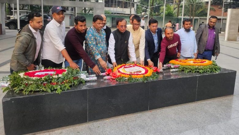 প্রার্থীতা ফেরত পেয়ে ধানমন্ডিতে বঙ্গবন্ধুর প্রতিকৃতিতে ফুল দিলেন স্বতন্ত্র প্রার্থী মোতালেব