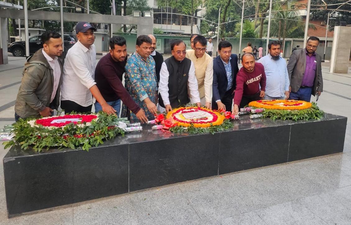 প্রার্থীতা ফেরত পেয়ে ধানমন্ডিতে বঙ্গবন্ধুর প্রতিকৃতিতে ফুল দিলেন স্বতন্ত্র প্রার্থী মোতালেব