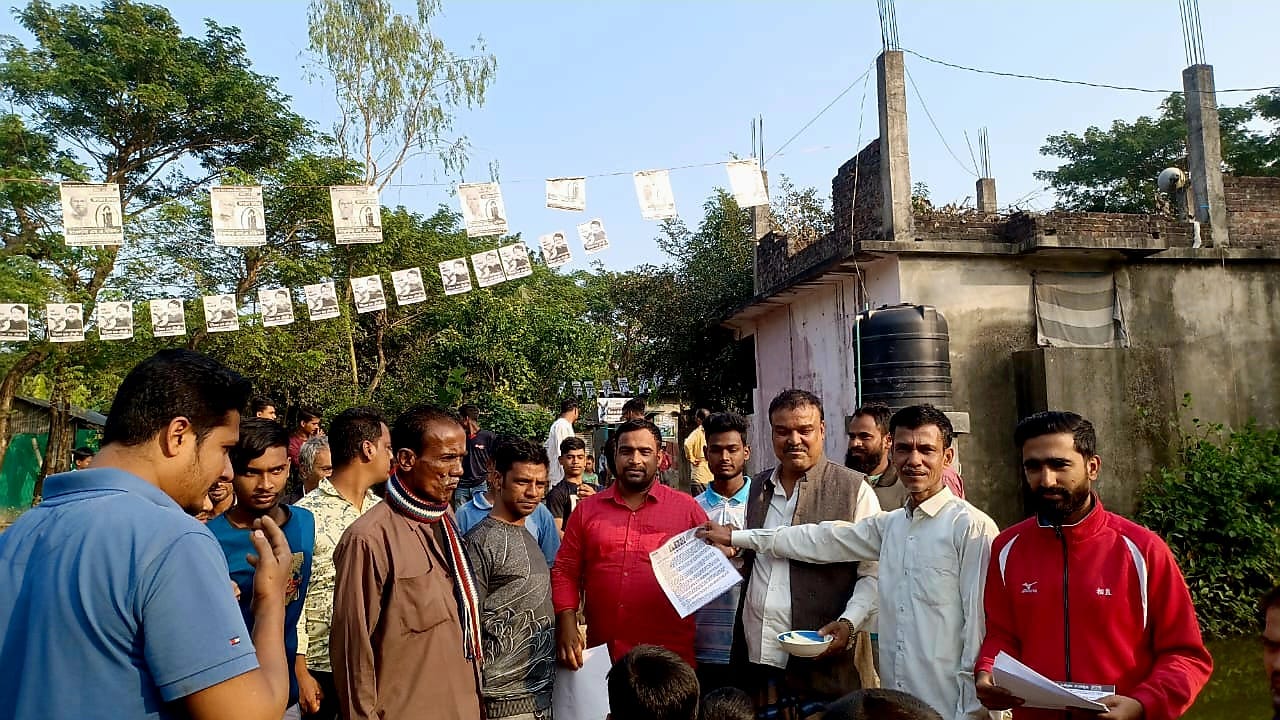 ৭ জানুয়ারির নির্বাচন বর্জন করতে চট্টগ্রামের বিভিন্ন জায়গায় বিএনপির লিফলেট বিতরণ