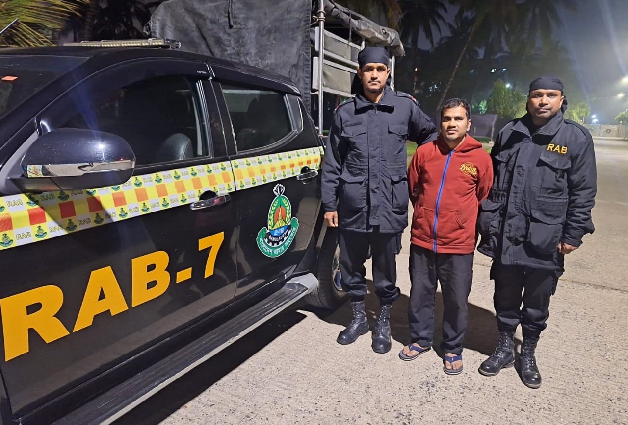 লোহাগাড়ার আলোচিত নারী নির্যাতন মামলার পলাতক আসামি সাইফুল গ্রেপ্তার