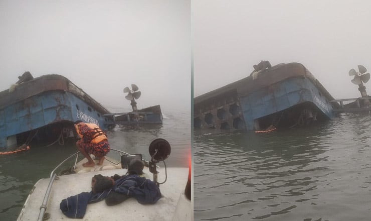 পাটুরিয়ায় পিকআপ ও ট্রাক নিয়ে পানিতে ডুবলো ফেরি, উদ্ধার অভিযান অব্যাহত