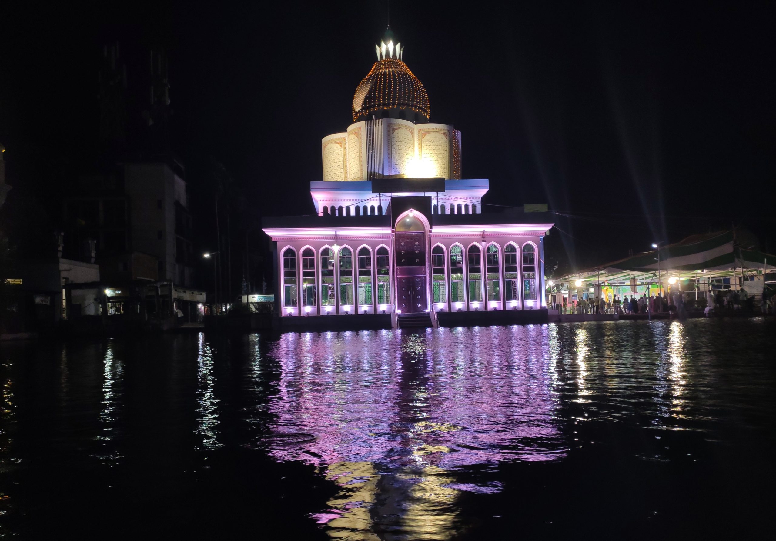 মহা সমারোহে পালিত হচ্ছে সৈয়দ আহমদ উল্লাহ মাইজভাণ্ডারীর ১১৮ তম ওরশ