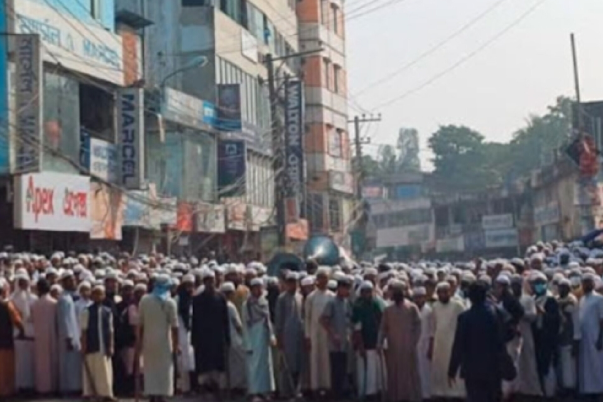 পটিয়া মাদ্রাসায় দু’পক্ষের সংঘর্ষ,সড়ক অবরোধ