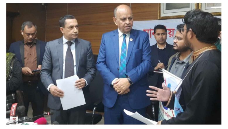 লাইসেন্স ছাড়া হাসপাতাল-ক্লিনিক বন্ধের  নির্দেশ দিলেন স্বাস্থ্যমন্ত্রী