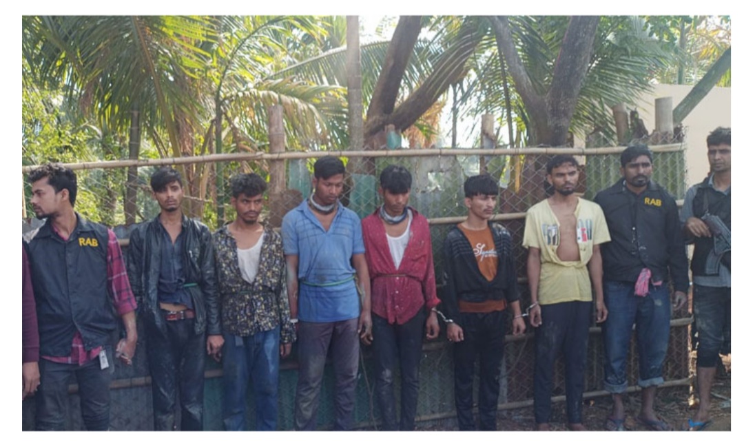 বঙ্গোপসাগরে অস্ত্রসহ ৬ জলদস্যু গ্রেপ্তার