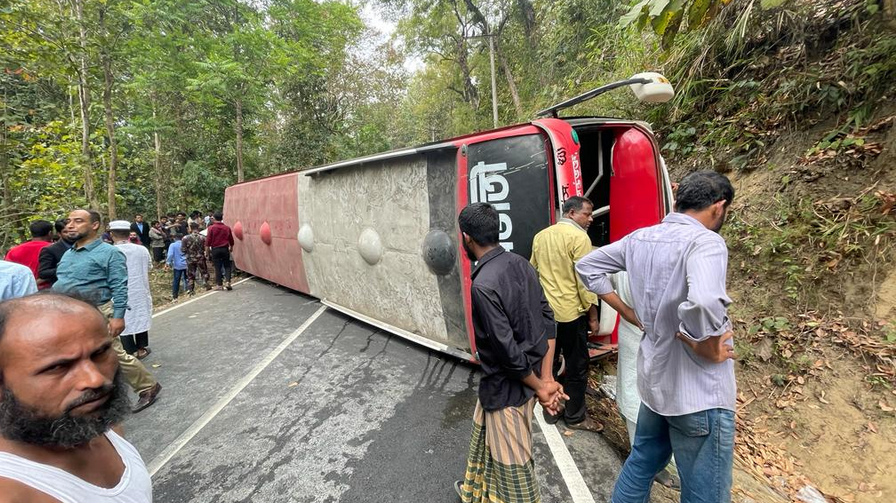 কাপ্তাইয়ে পর্যটকবাহী বাস উল্টে আহত ১৫