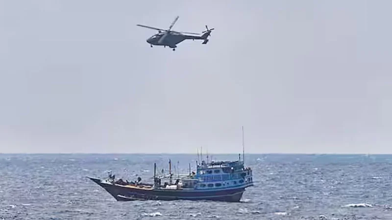 এবার ভারতীয় নৌবাহিনীর হেলিকপ্টার লক্ষ্য করে সোমালি জলদস্যুদের গুলি