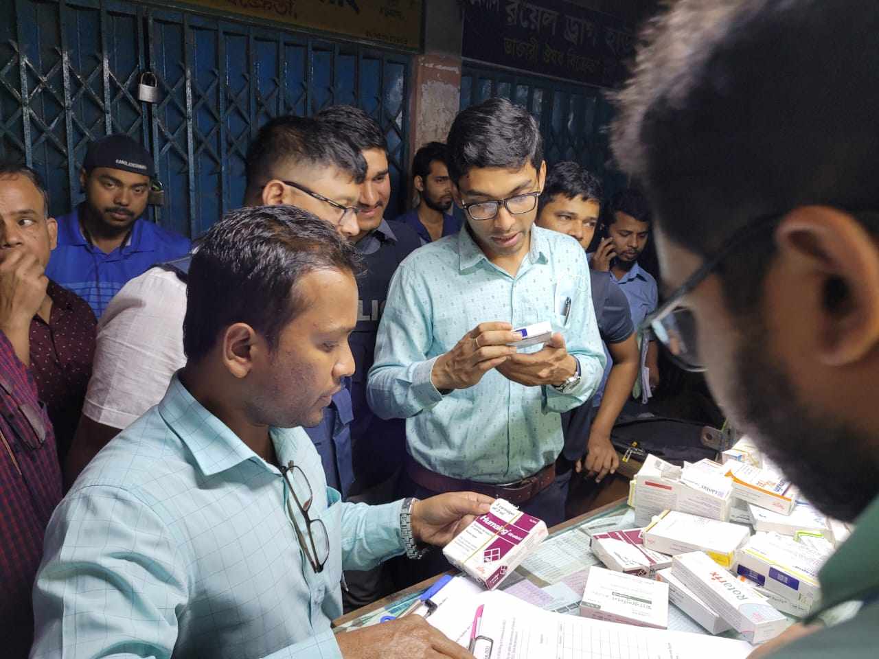 হাজারী গলিতে অভিযান, লাখ টাকার নস্ট ইনসুলিন জব্দসহ জরিমানা