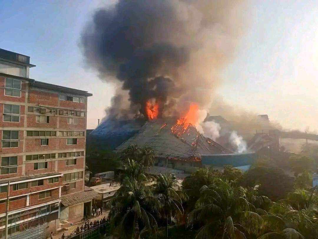 তিন দিনেও নিয়ন্ত্রণে আসেনি এস আলম সুগার মিলের আগুন