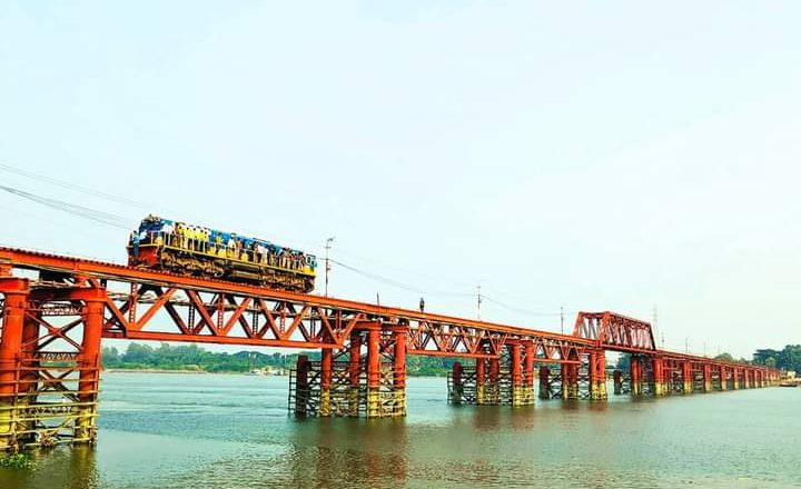 বালু উত্তোলন ঝুঁকিতে কালুরঘাট সেতু