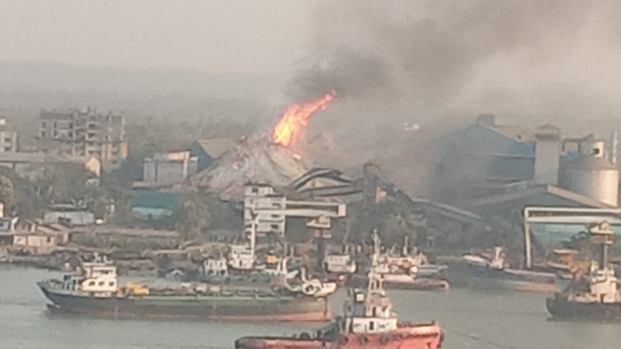 পুরোপুরি নিয়ন্ত্রণে আসেনি এস আলমের সুগার মিলের আগুন