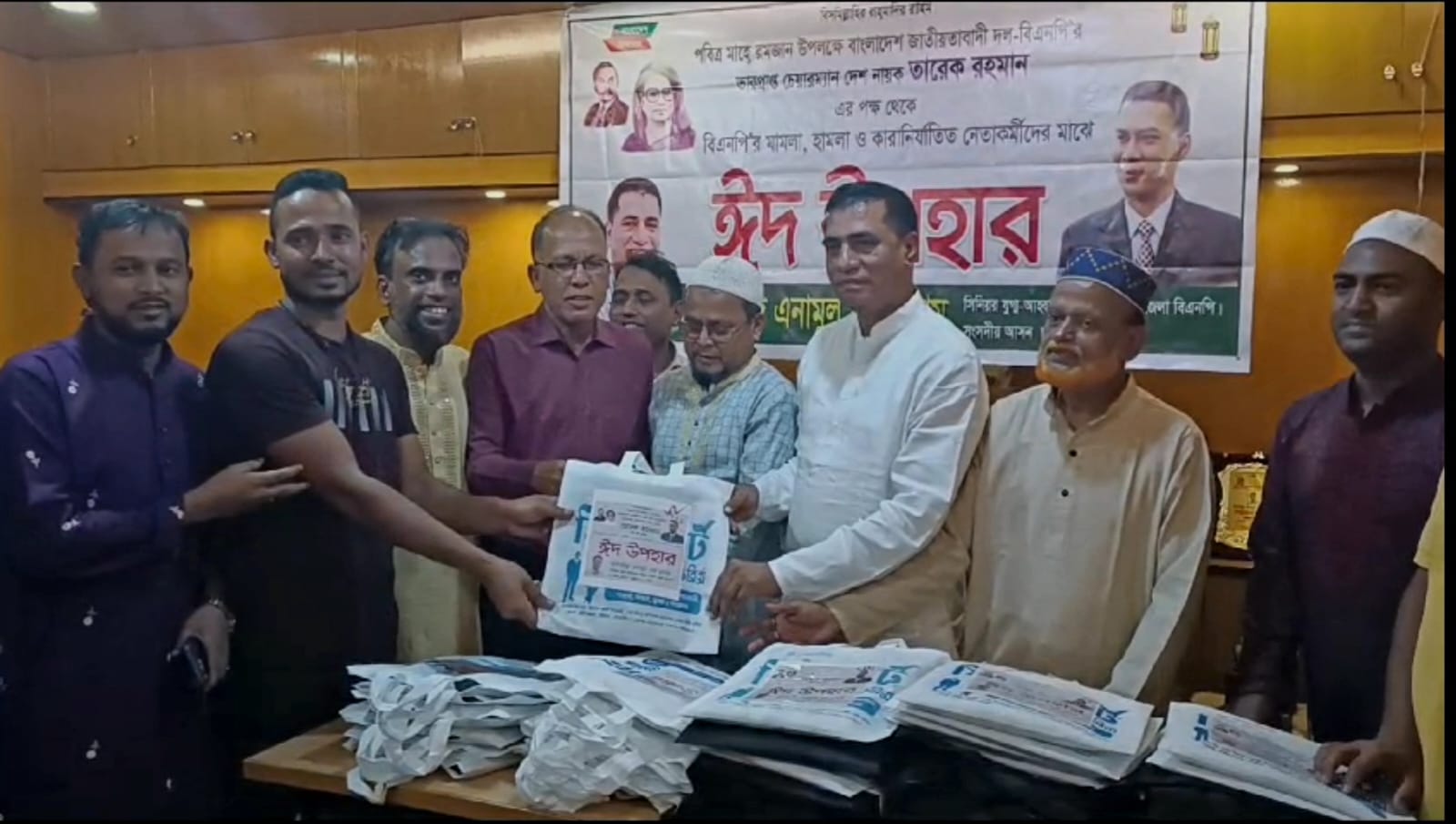 পটিয়ায় নির্যাতিত বিএনপি নেতাকর্মীদের মাঝে এনামুল হকের  ঈদ উপহার বিতরণ